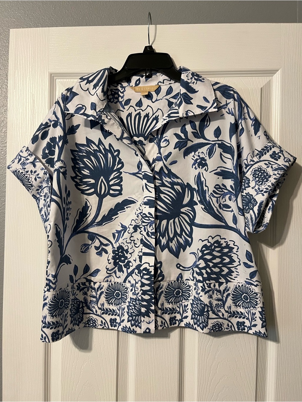 Hope & Harlow Blue Floral Button-Front Women’s Top